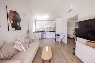 Una televisión o centro de entretenimiento en Deluxe Los Porches - by Gestión Vacacional Canarias