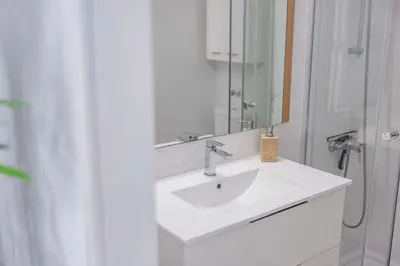 Un baño de Deluxe Los Porches - by Gestión Vacacional Canarias