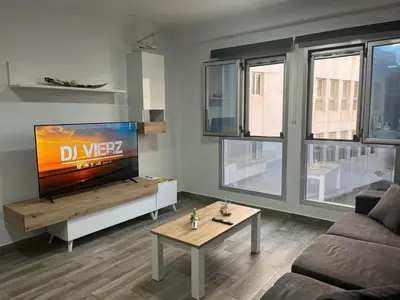 Una televisión o centro de entretenimiento en Acogedor apartamento con piscina yedae