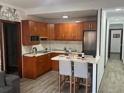 Una cocina o zona de cocina en Acogedor apartamento con piscina yedae