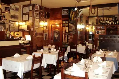 Un restaurante o sitio para comer en Living Las Canteras Homes- BEACHFRONT AQUAMARINA