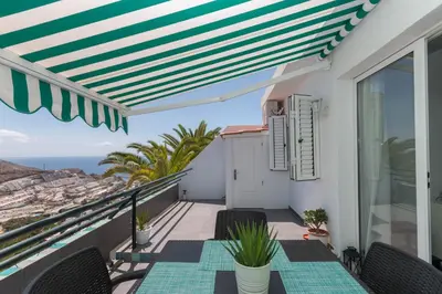 Un balcón o terraza de Hilltop Vista Apartment