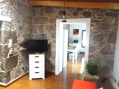 Una televisión o centro de entretenimiento en Villa Canaria piscina jacuzzi jardín