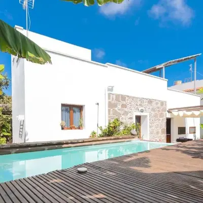 Villa Canaria piscina jacuzzi jardín