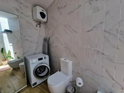 Un baño de Casa con piscina privada y vistas