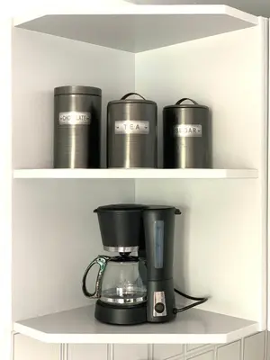 Utensilios para hacer té y café en Bungalow Helena