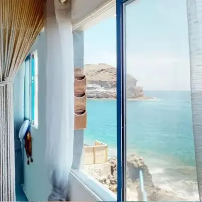 La casa con terraza privada sobre el mar