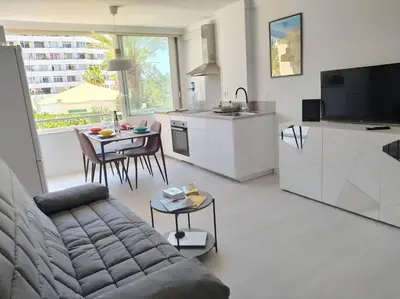 Una cocina o zona de cocina en Design flat in central place nhere Yumbo