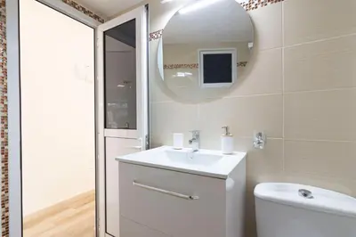 Un baño de K2 PLAYA DEL INGLES by Homestaygrancanaria