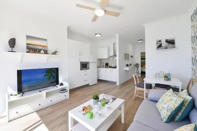 Una televisión o centro de entretenimiento en Maranuelas Beachfront 305 FP by VillaGranCanaria