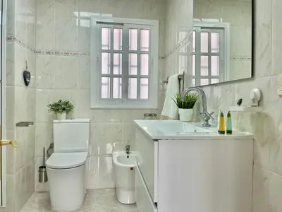 Un baño de Las Brisas Penthouse by SunHousesCanarias