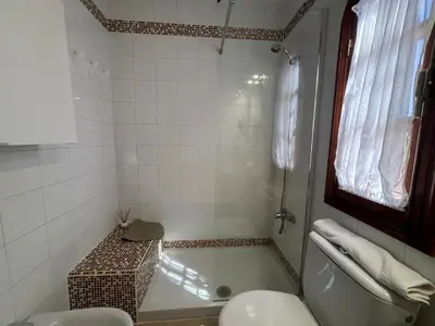 Un baño de Casa Adel vibbecanarias Maspalomas