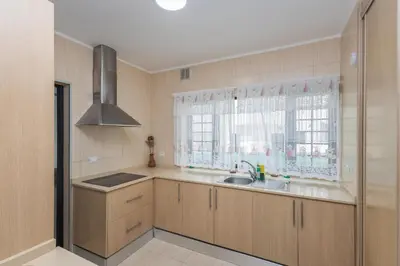 Una cocina o zona de cocina en 3BR House - Parking - Pool - 15 min walk to Beach