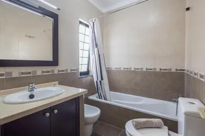 Un baño de 3BR House - Parking - Pool - 15 min walk to Beach