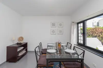 Zona de estar de 3BR House - Parking - Pool - 15 min walk to Beach