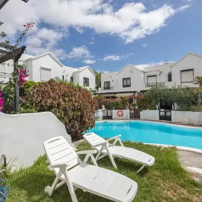 3BR House - Parking - Pool - 15 min walk to Beach