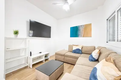 Una televisión o centro de entretenimiento en Renovated Apartment on Salinetas Beach.