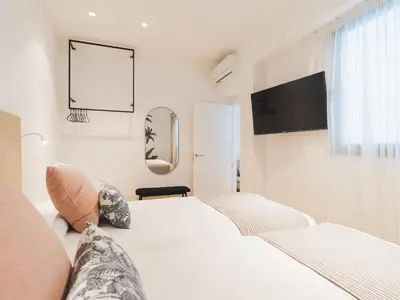 Una televisión o centro de entretenimiento en MG CANTERAS SUITES