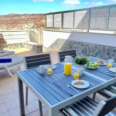 Spacious House with Pool Views and BBQ