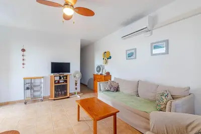 Una televisión o centro de entretenimiento en Flatguest Namibia