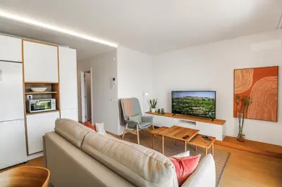 Una televisión o centro de entretenimiento en Agaete 2BR Coastal Retreat