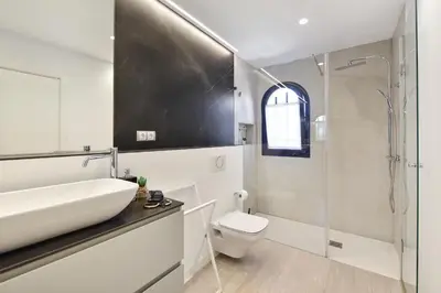 Un baño de Blue Bay 153 by VillaGranCanaria