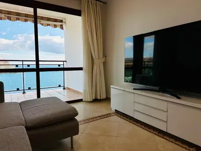 Una televisión o centro de entretenimiento en APARTMENT WITH OCEAN VIEW