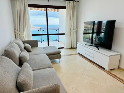 Una televisión o centro de entretenimiento en APARTMENT WITH OCEAN VIEW