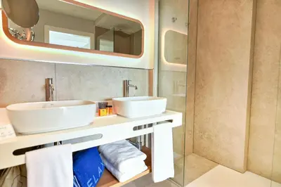 Un baño de RELAXIA BEVERLY SUITES