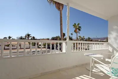 Un balcón o terraza de Gold By Marina - Adults only