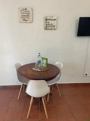 Una televisión o centro de entretenimiento en Bed&Ride La Manigua