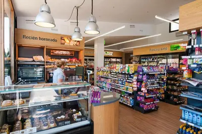 Supermercado u otro tipo de tienda en la villa o alrededores