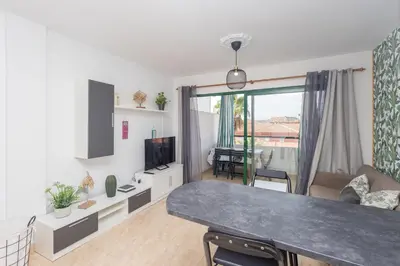 Una televisión o centro de entretenimiento en Floral Home - Large Private Terrace with Pool