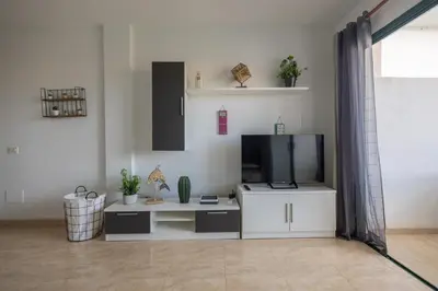Una televisión o centro de entretenimiento en Floral Home - Large Private Terrace with Pool