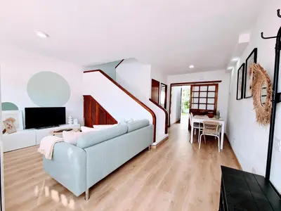 Una televisión o centro de entretenimiento en VV Cecilia's 
