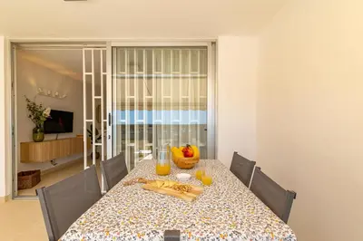 Una televisión o centro de entretenimiento en HORIZON VACATION HOME - Firstline Las Burras