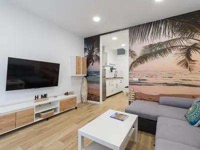 Una televisión o centro de entretenimiento en Urban Surf Beach By CanariasGetaway