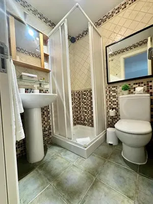 Un baño de Deluxe Ciudad Jardin - by Gestión Vacacional Canarias