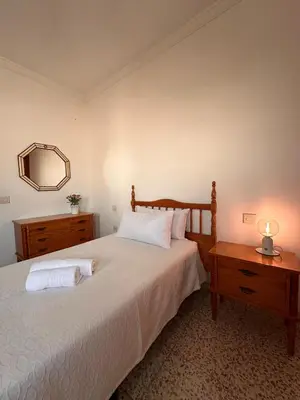 Cama o camas de una habitación en Ten Minutes From Airport - 2