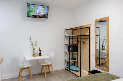 Una televisión o centro de entretenimiento en Bambú Suites Vegueta Alquiler por Habitación