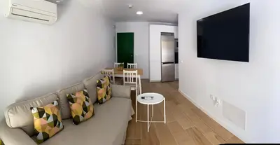Una televisión o centro de entretenimiento en Las olas 214