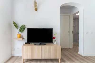 Una televisión o centro de entretenimiento en Home2Book Stylish Apt Terrace & BBQ, Maspalomas