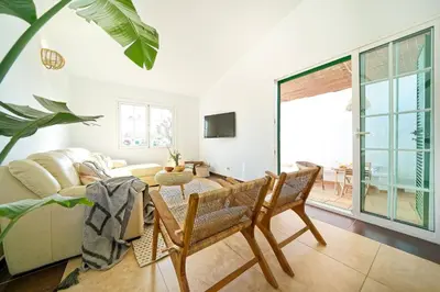 Zona de estar de Villa Carolina - Dos terrazas privadas y acceso a piscina