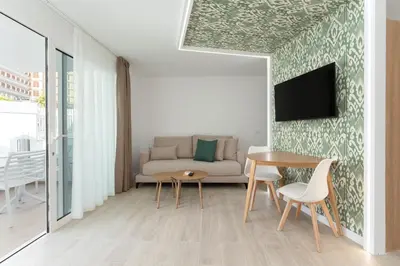 Una televisión o centro de entretenimiento en Alsol Los Caribes 2 - Adults Only