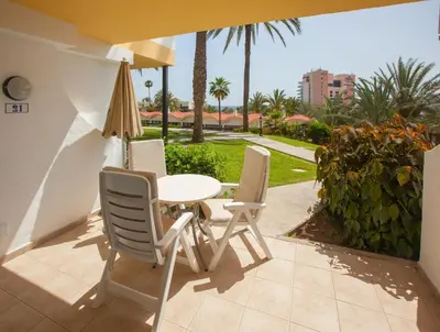 Jardín al aire libre en Grupotel Las Pitas