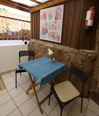 Zona de estar de Private Sunny Terrace Studio - Secure Bike or Board Lockup