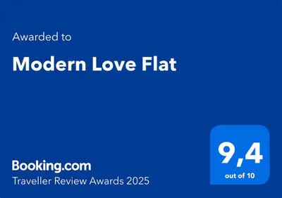 Certificado, premio, señal o documento que está expuesto en Modern Love Flat