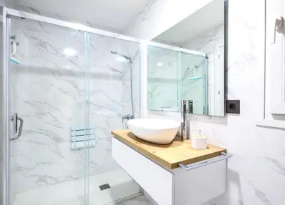 Un baño de Modern Love Flat