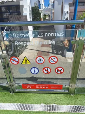Certificado, premio, señal o documento que está expuesto en POOLFRONT Bungalow