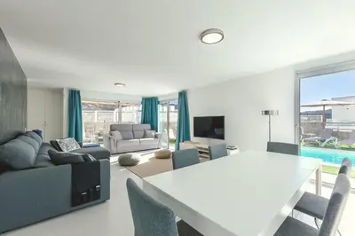 Una televisión o centro de entretenimiento en Villa Rosa-Soleada Villa Privada con Piscina Climatizada & WIFI en Tauro-Mogán